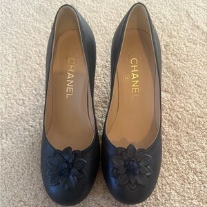 CHANEL Navy Leather Camellia Flower Heels – Gold CC Logo – Made in Italy